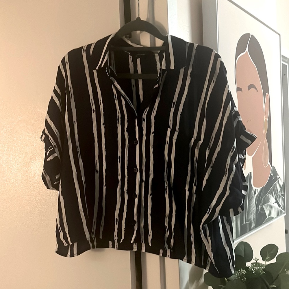 Cropped lightweight button down